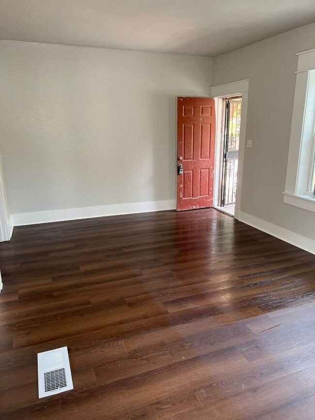 Building Photo - Newly Redone 2 Bedroom Upstairs Apartment ...