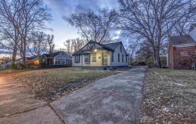 Foto del edificio - Charming 3BR/1BA Home with Spacious Yard & Great Location