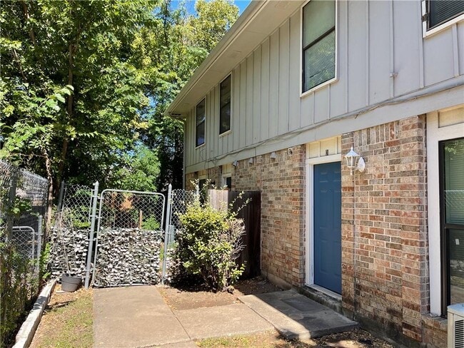 Building Photo - 1312 Southport Dr