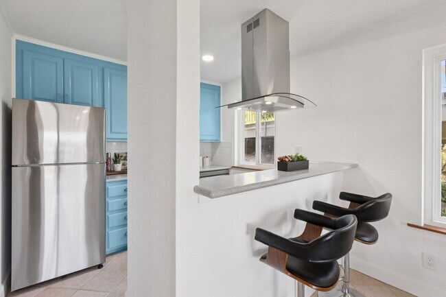 Foto del edificio - 2 Bedroom, 2 bathroom condo available with spectacular views of Richardson Bay!