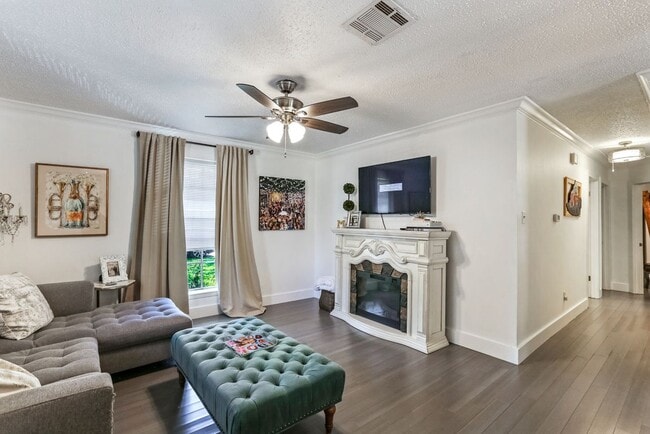 Building Photo - 400 Elmeer Ave