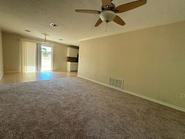 Foto del edificio - 4810 NW Hoover- COMING SOON!