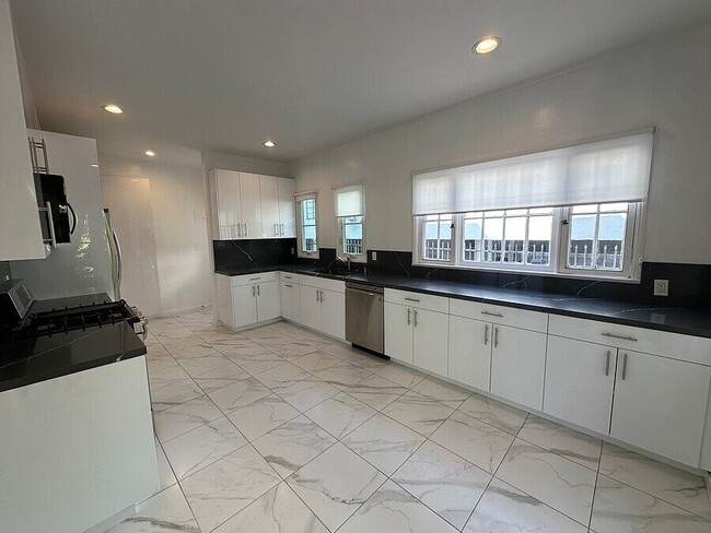 Building Photo - 1407 Laurel Ave