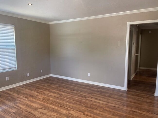 Building Photo - 3-bedroom in the Village - Updated