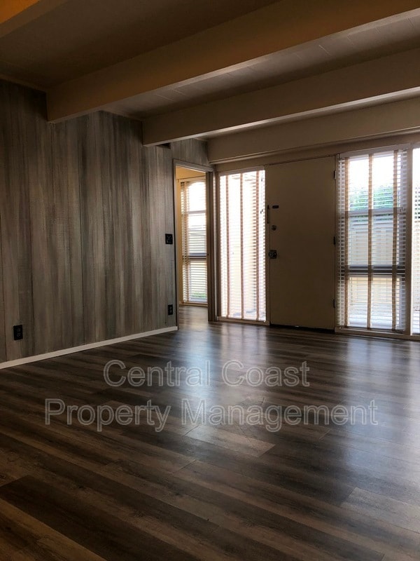 Foto del edificio - 451 Dela Vina Ave