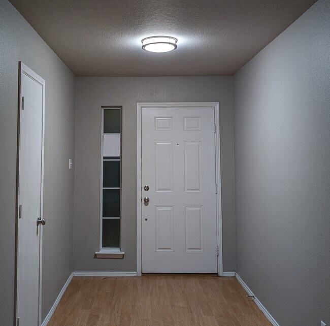 Entry - 525 Oxford Loop