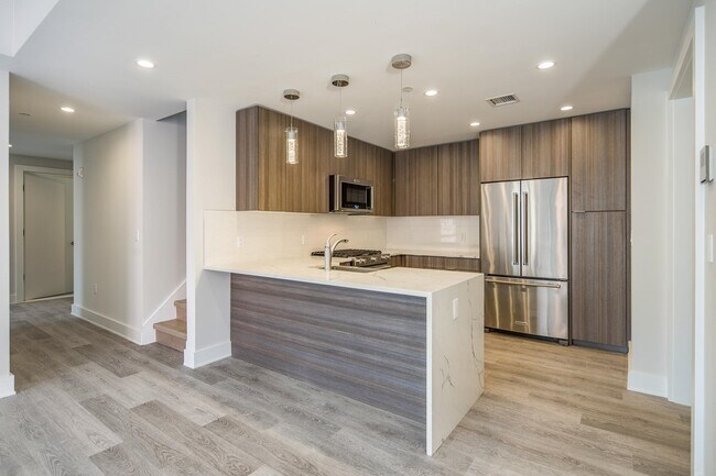 Building Photo - 527 Monroe St