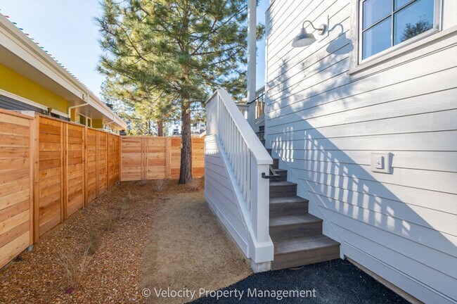 Building Photo - Brand New 1 Bedroom in Discovery West Neighborhood!