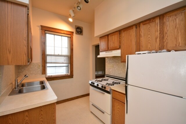 Building Photo - 3306 N Southport Ave