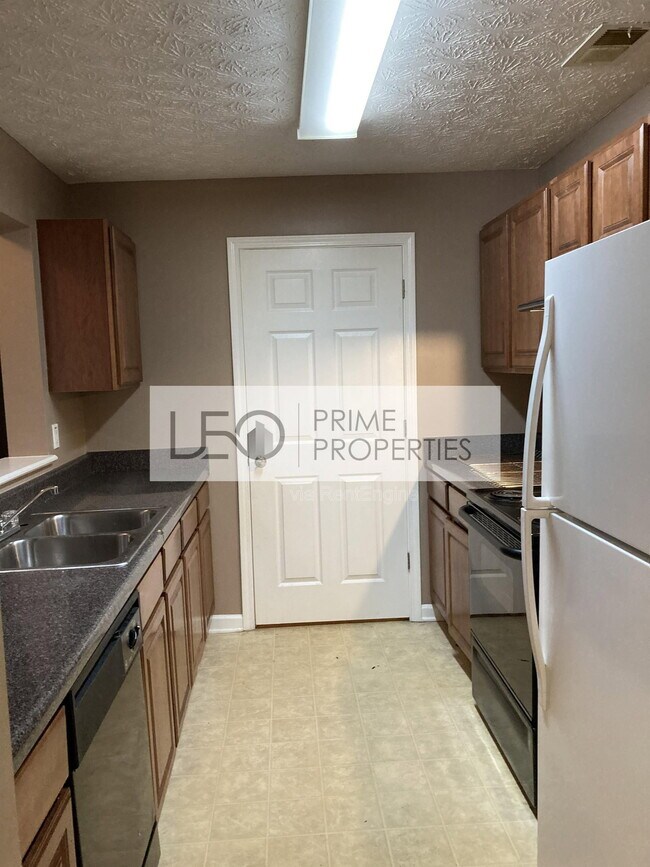 Building Photo - 7201 Fairington Ridge Cir