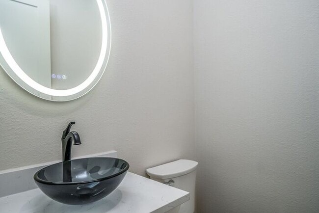 Foto del edificio - Luxury 3 bedroom, 3.5 Bath, 2 Car Garage Townhome