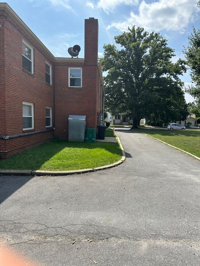 Building Photo - 335 Talbot Ave