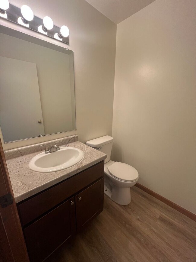 Foto del edificio - 3 Bedroom Duplex Available in Goshen
