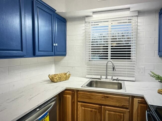 Building Photo - 1175 Carriage Cir