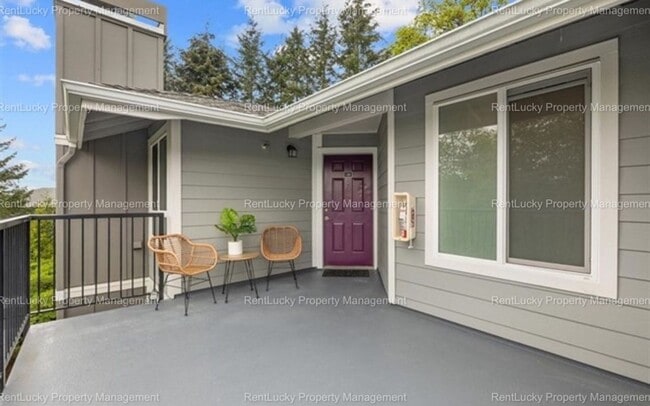 Building Photo - Spacious Cambria Hills Condo – Vaulted Cei...