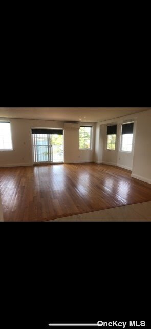 Foto del edificio - 120-55 Sunrise Ct