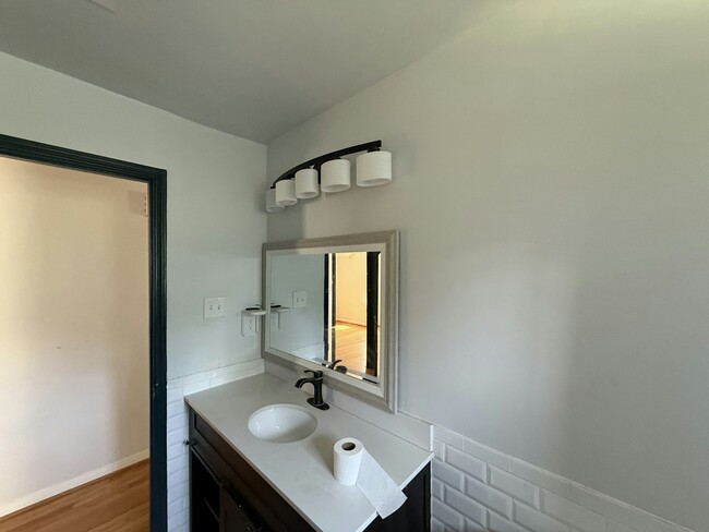 Photo - 615 Coral St House