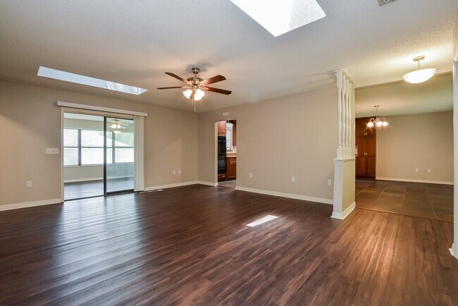 Foto del edificio - 5321 Royal Oak Dr