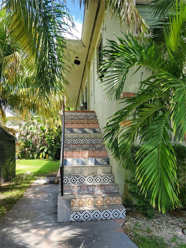 7025 Rue Granville Unit 3, Miami Beach, FL 33141 Room for Rent in