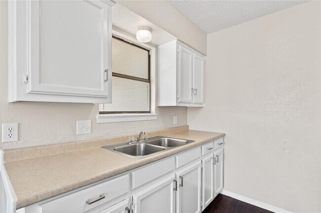 Building Photo - 701 Hettie St