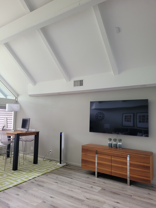 smart tv - 915 Biscayne