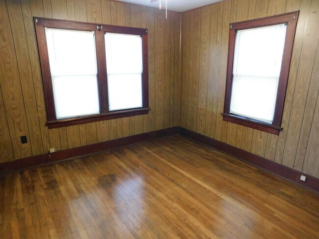 Building Photo - Charming 2-bedroom, 1-bathroom home locate...