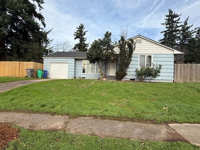 Updated 3-Bedroom Home with Fenced Yard & Garage in Portland - Updated 3-Bedroom Home with Fenced Yard & Garage in Portland
