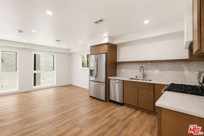 Building Photo - 1122 Beachwood Dr