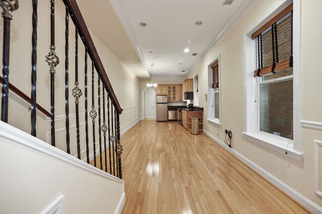 Foto del edificio - 3 Story Condo w/ Loft in Bloomingdale NW!!...