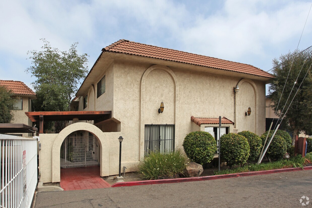 Los Arcos Apartments in San Diego, CA
