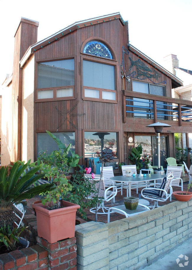 Building Photo - 805 N Bayfront