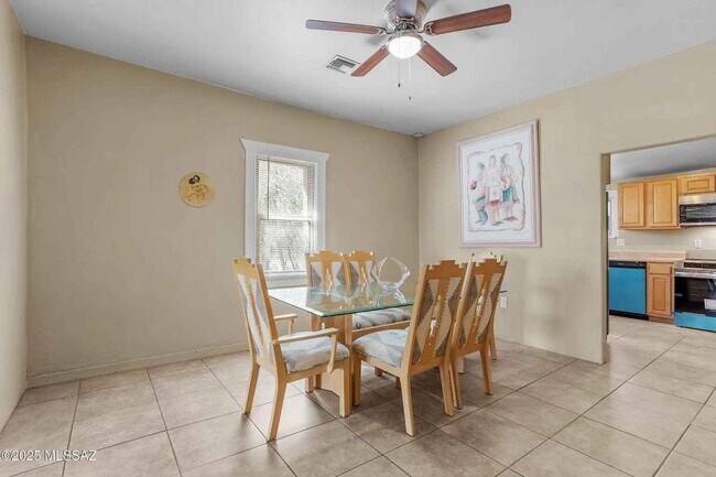 Foto del edificio - 1649 E 13th St