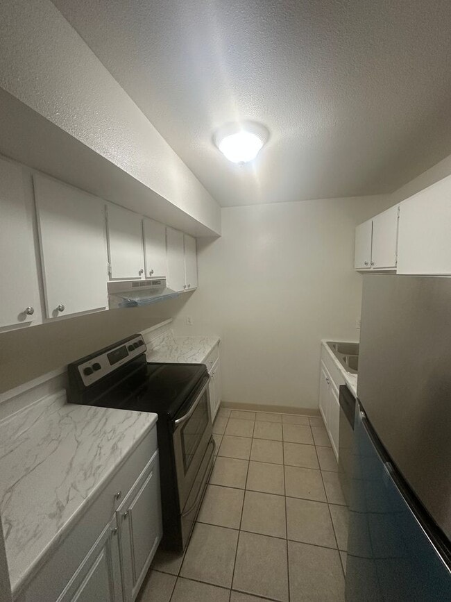Building Photo - 2 Bedroom !!!
