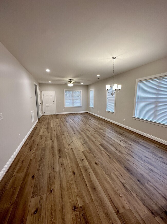 Foto del edificio - 708 W Parrish Dr