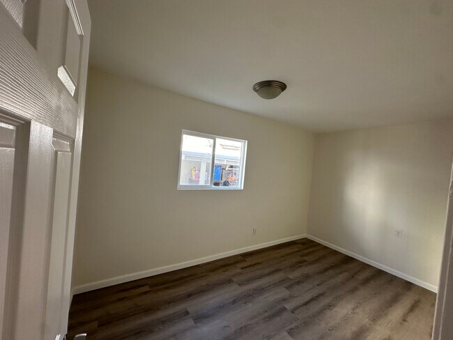 Dormitorio de la planta baja - 624 W 49th St