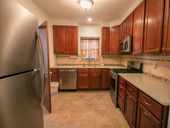 Building Photo - 3 bedroom in Brooklyn NY 11219