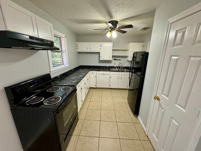 Building Photo - Three Bedroom Home in Orchard Estates