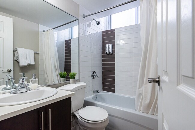 Photo du bâtiment - 1272 Rue Redpath-Crescent