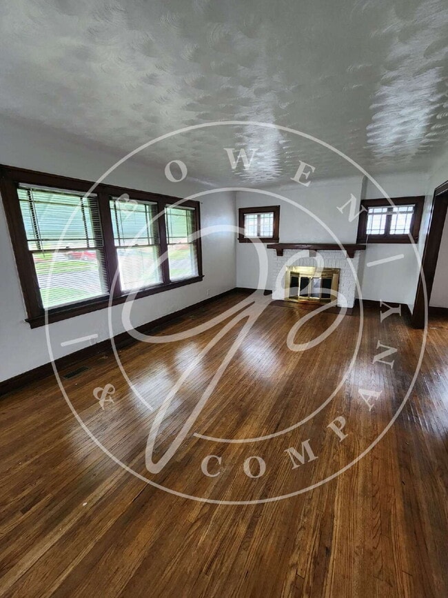 Building Photo - 3 bed 1 bath lower duplex with so much space!