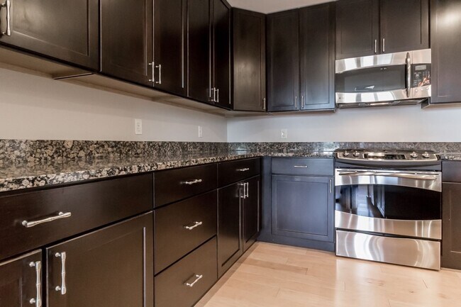 Foto del edificio - 2BR/2BA East Bayside Luxury Condo Near Old Port, W/D, Parking, Central AC, Views