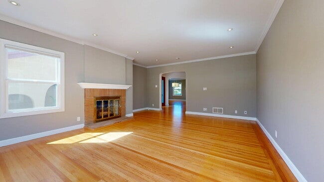 Foto del edificio - Charming, Renovated 3BR + Sunroom / 3.5 BA...