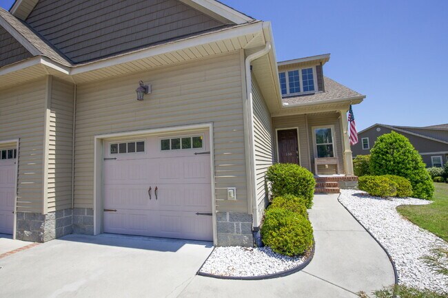 Foto del edificio - Charming End-Unit Townhome in Southern Pines