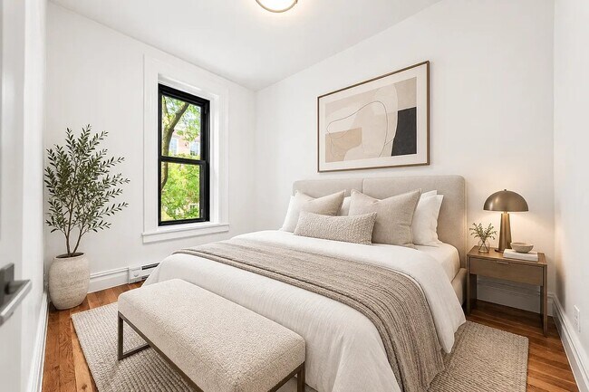 Foto del edificio - 322 W 11th St