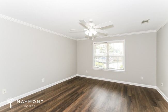 Building Photo - Beautiful End-Unit Townhome