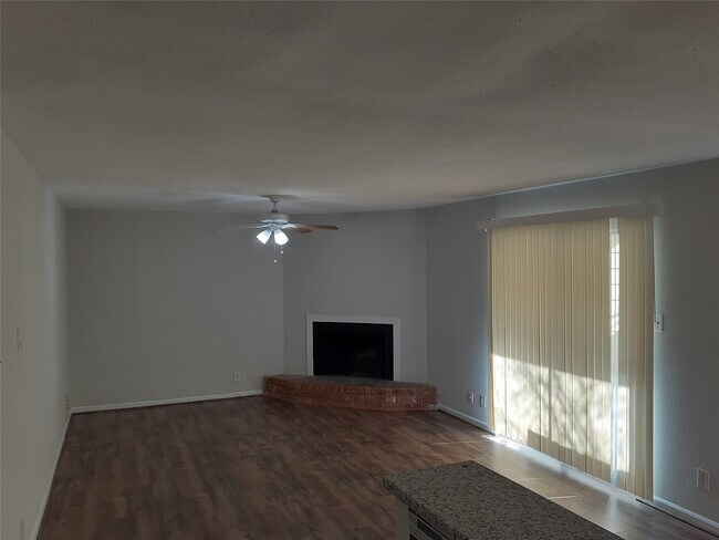 Foto del edificio - 14515 Wunderlich Dr