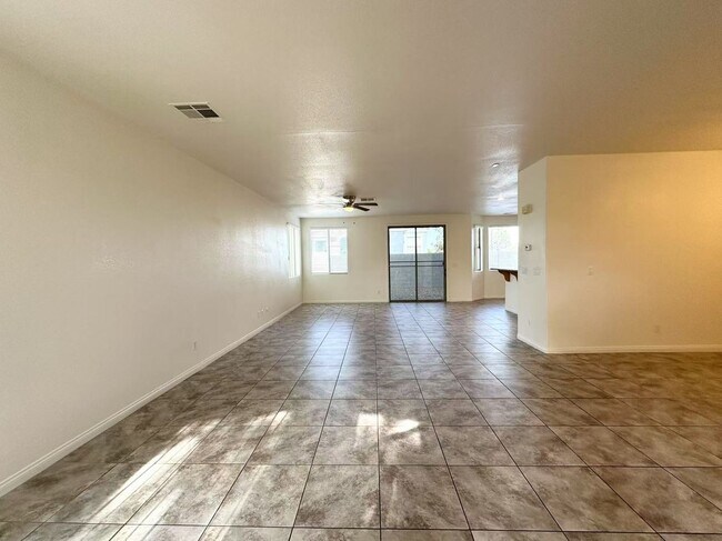 Foto del edificio - Beautiful two-story- single-family home