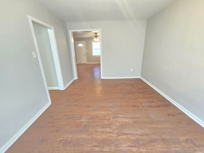 Building Photo - Beautiful 3 Bedroom 2 Bathroom Home