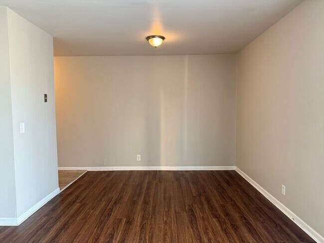 Foto del edificio - 2 Bedroom Unit was recently renovated.  Live walking distance from the downtown square or steps f...