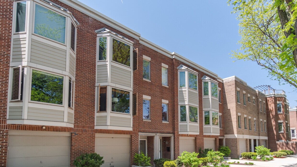 Foto principal - 2306 N Lakewood Ave