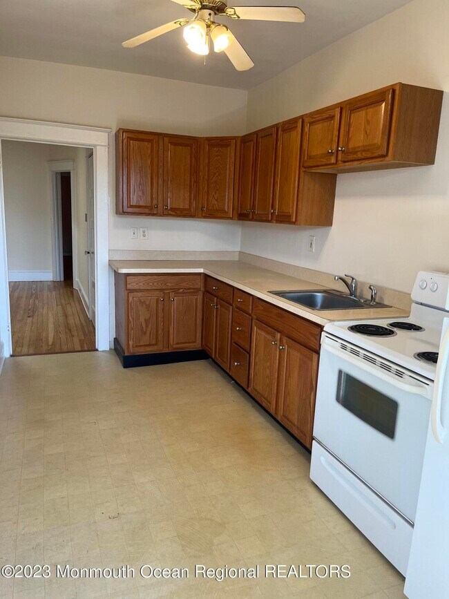 Building Photo - 1216 3rd Ave